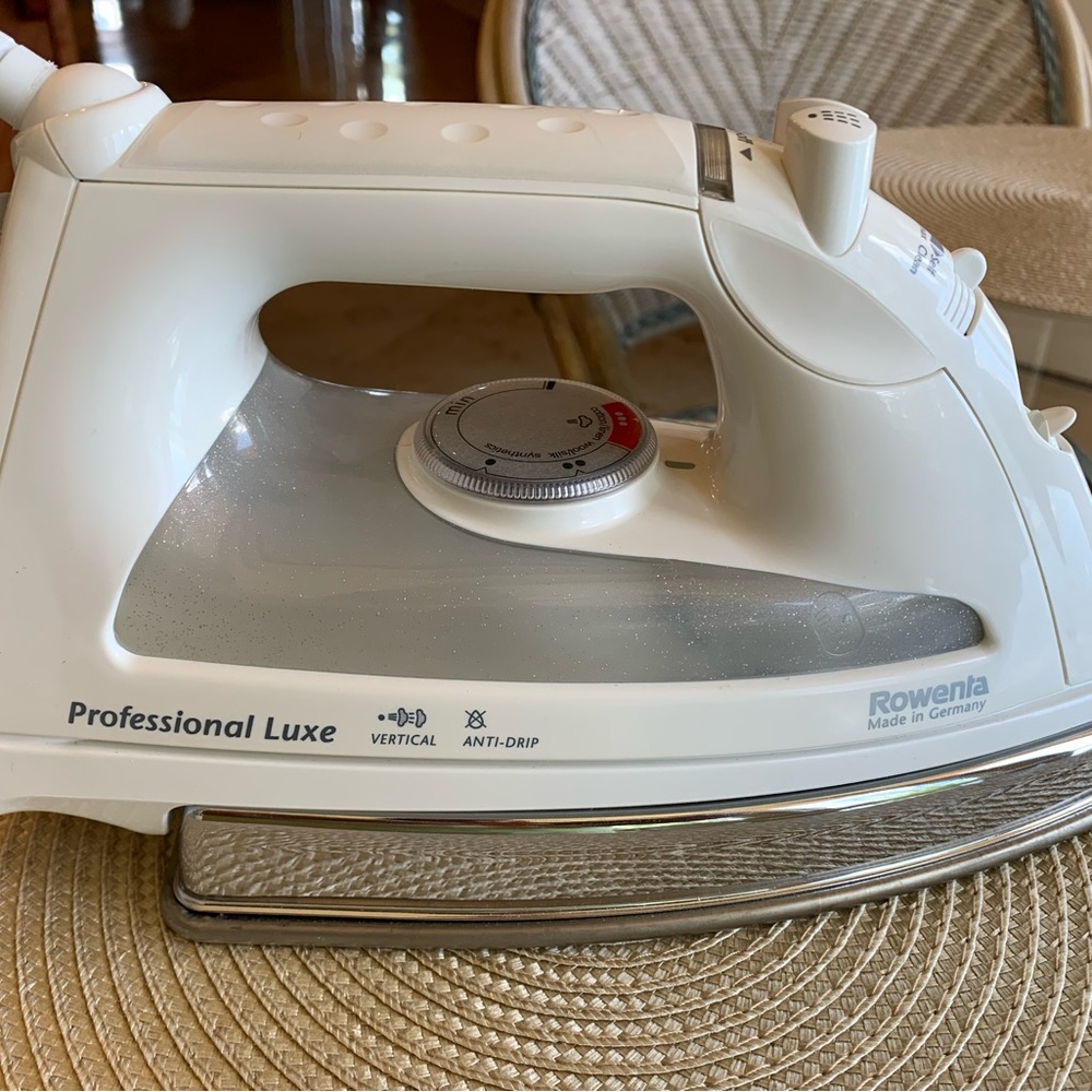 Rowenta Professional Luxe Steam Iron - White - self cleaning Model DM865 - EUC